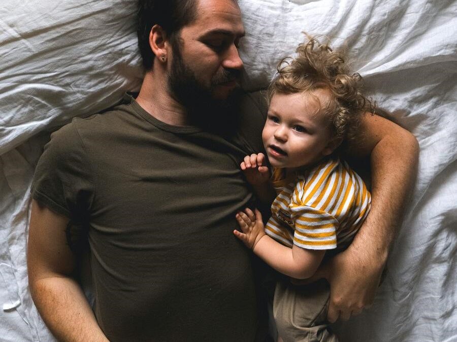 Comprendre la Théorie de l&rsquo;Attachement : Cultiver des Liens Forts avec Votre Enfant